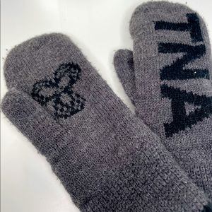 TNA / Aritzia mittens